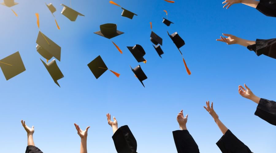 Photo d'élèves lançant leurs chapeaux de graduation en l'air pour illustrer l'article sur les résultats du baccalauréat.