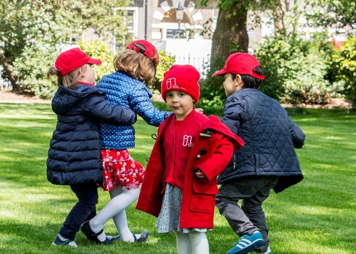 Photo d'élèves jouant dans le parc devant l'École Jeannine Manuel à Londres